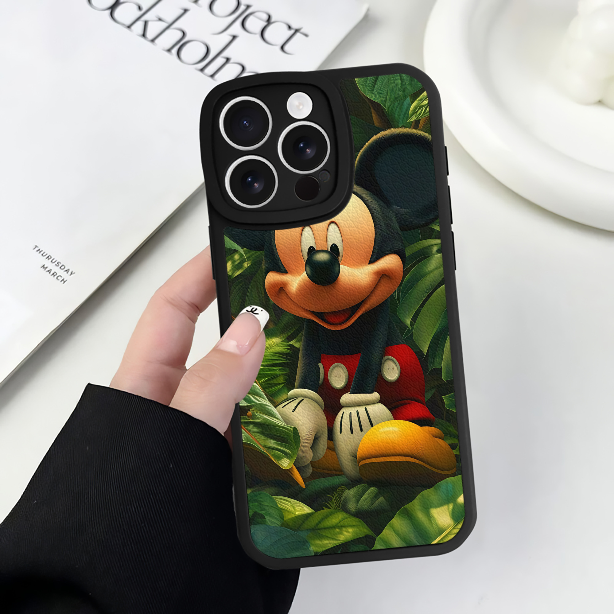 （画像用） ミッキーマウス Mickey Mouse 【iPhone 16シリーズ対応】シリコンスマホケース（レザー調） 材質：シリコン
